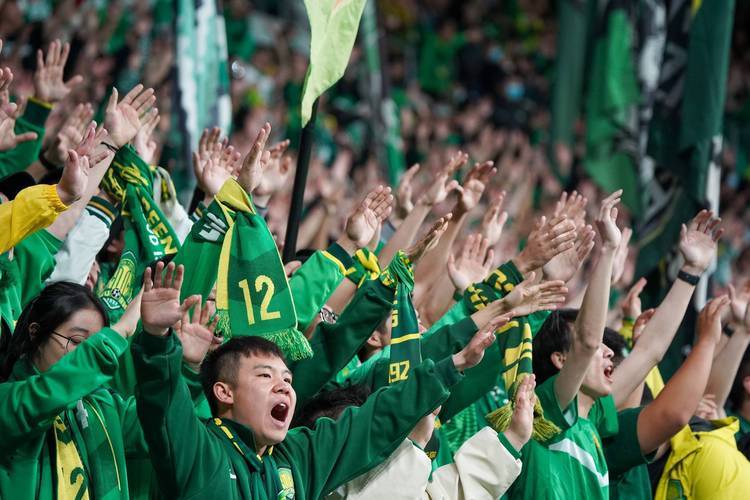 足球界聚焦欧洲精英赛事，球迷热情高涨(看一下欧洲足球)