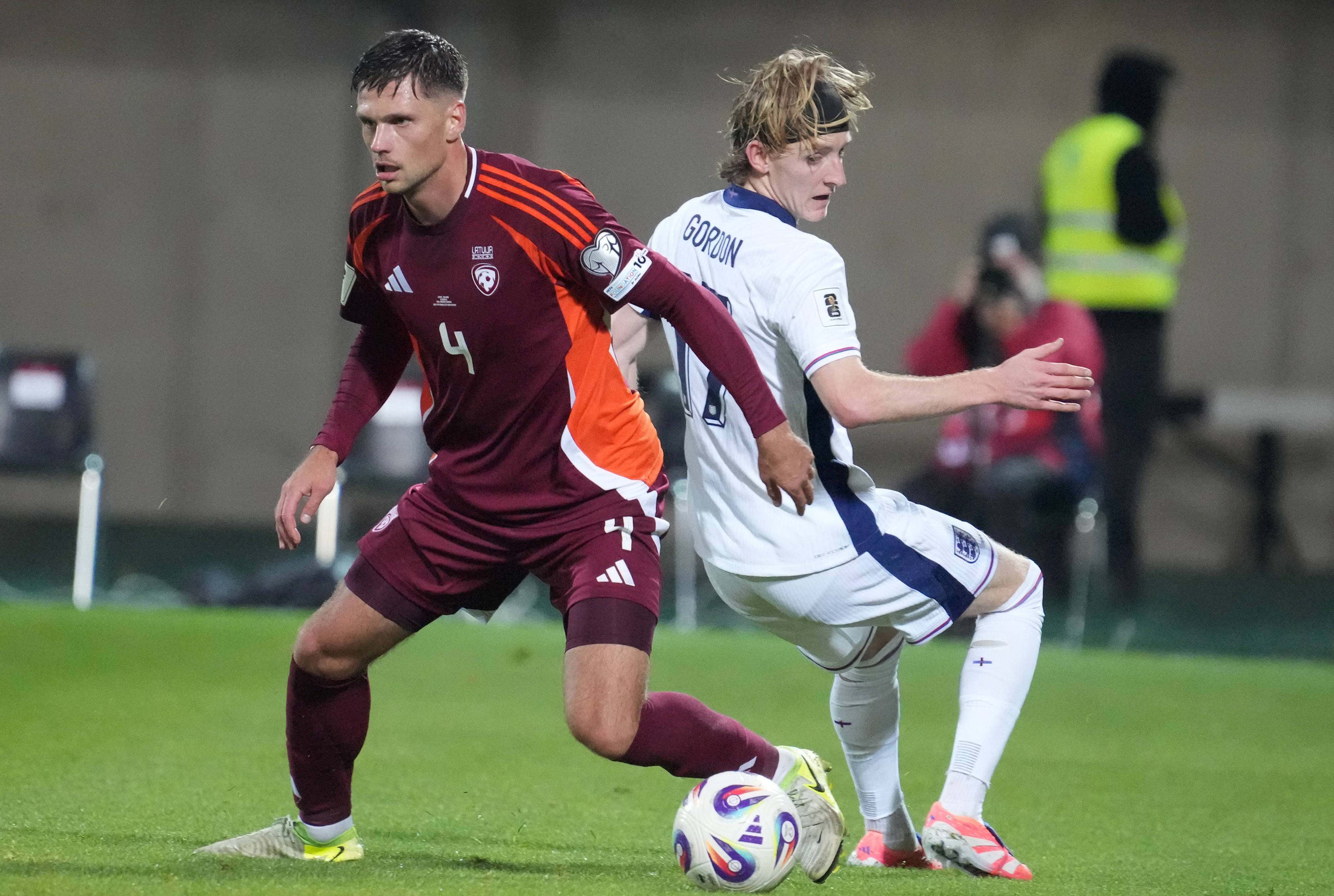 国内足球队在国际比赛中频临压力，成绩堪忧的简单介绍