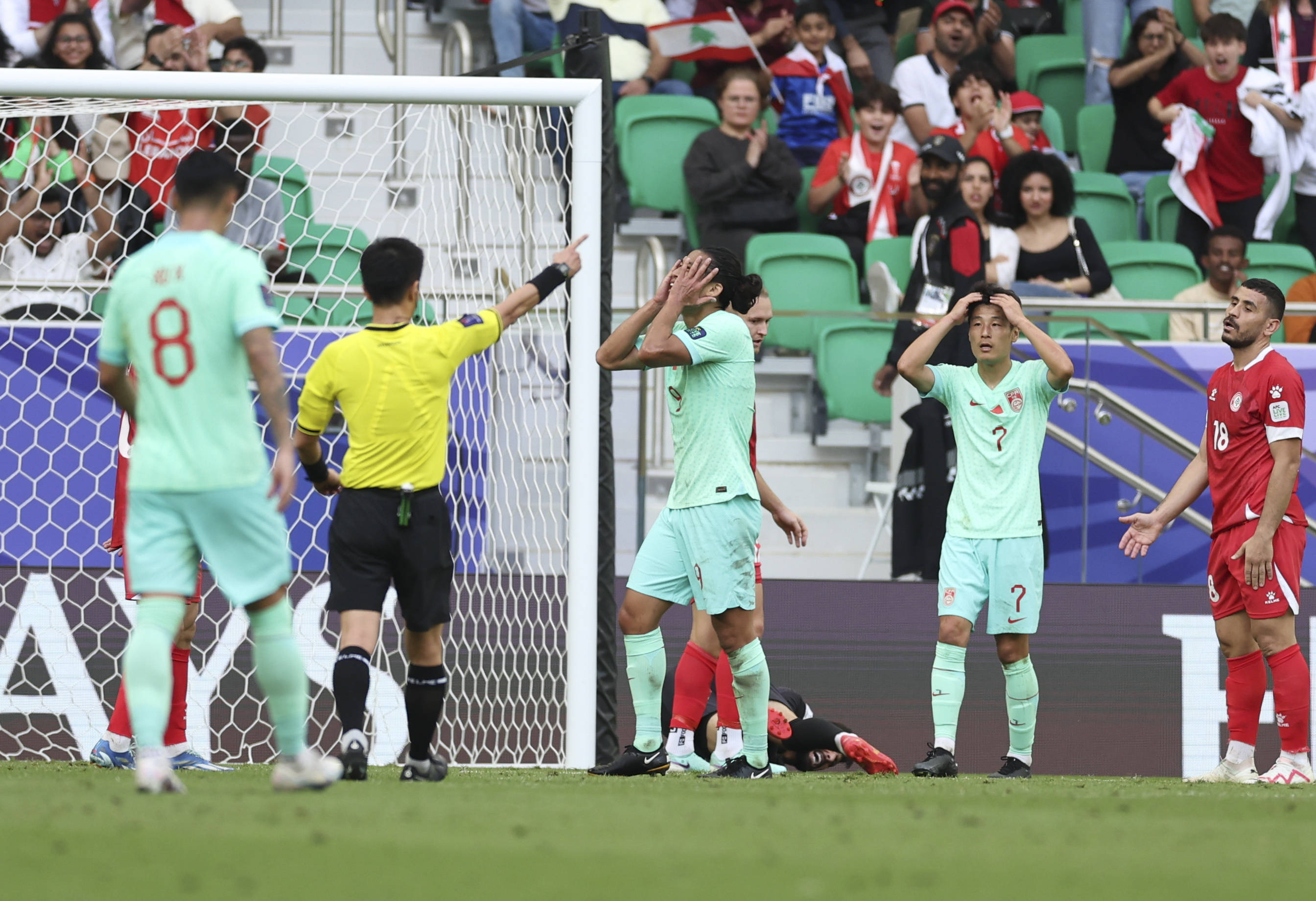 国内足球队在国际比赛中频临压力，成绩堪忧的简单介绍