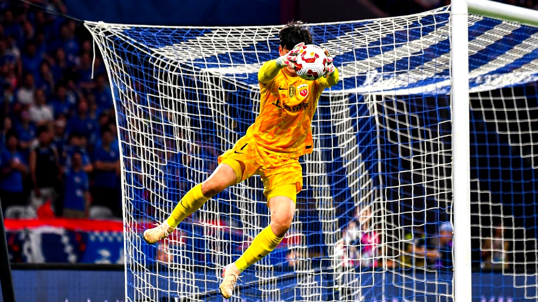 惊险的足球比赛引发球迷热情，谁将笑到最后？的简单介绍