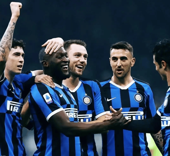 关于拉齐奥胜利后球队愉悦庆祝，团结一致的信息