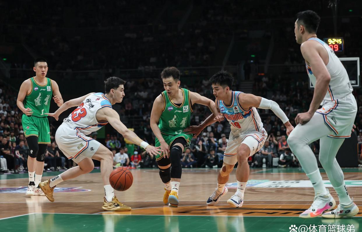 关于山东队挑战新疆男篮，双方实力对比如何？的信息