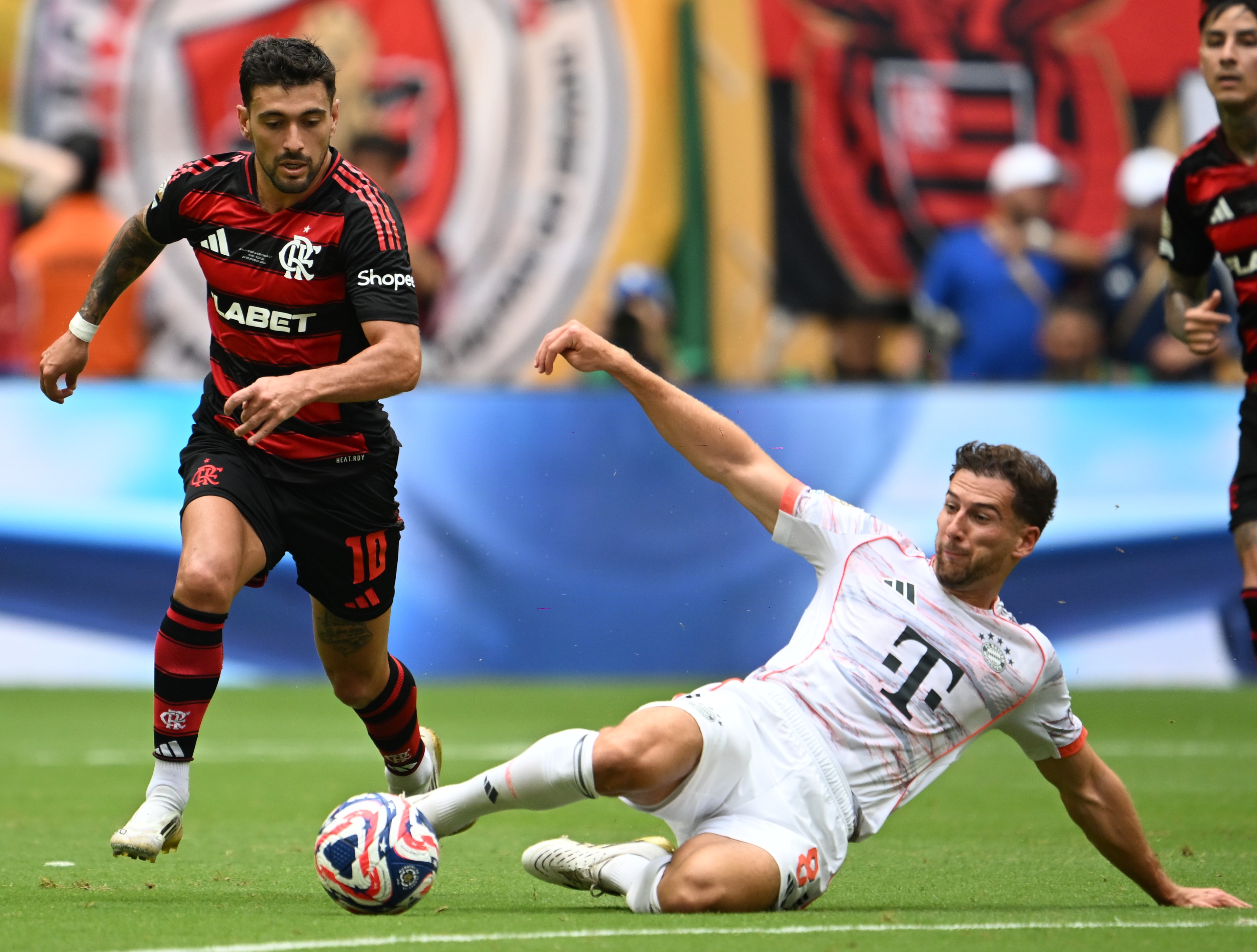 包含拜仁爆冷输球，晋级前景遭受考验的词条