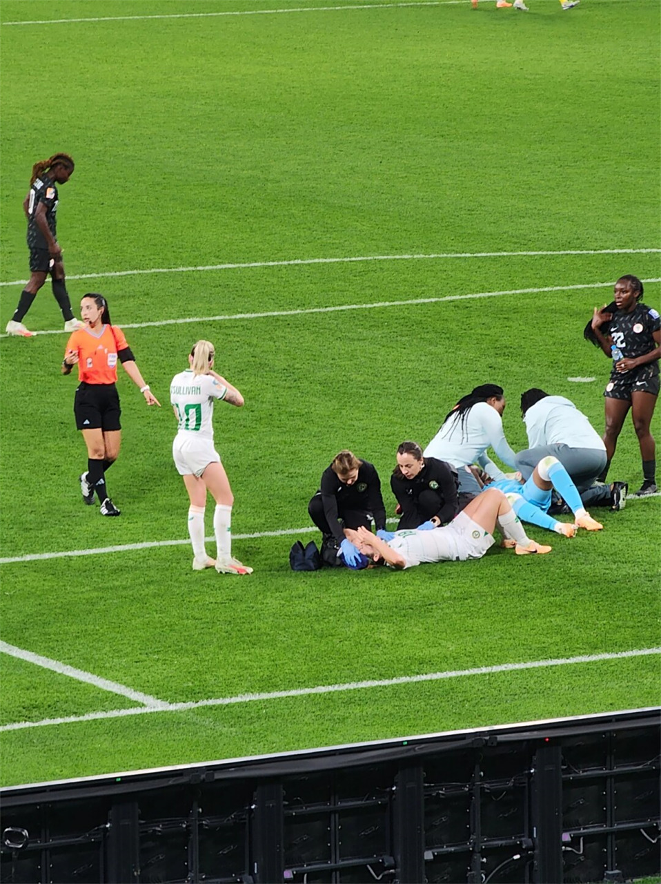 足球比赛的精彩瞬间让球迷大呼过瘾(足球赛场上精彩的瞬间句子)