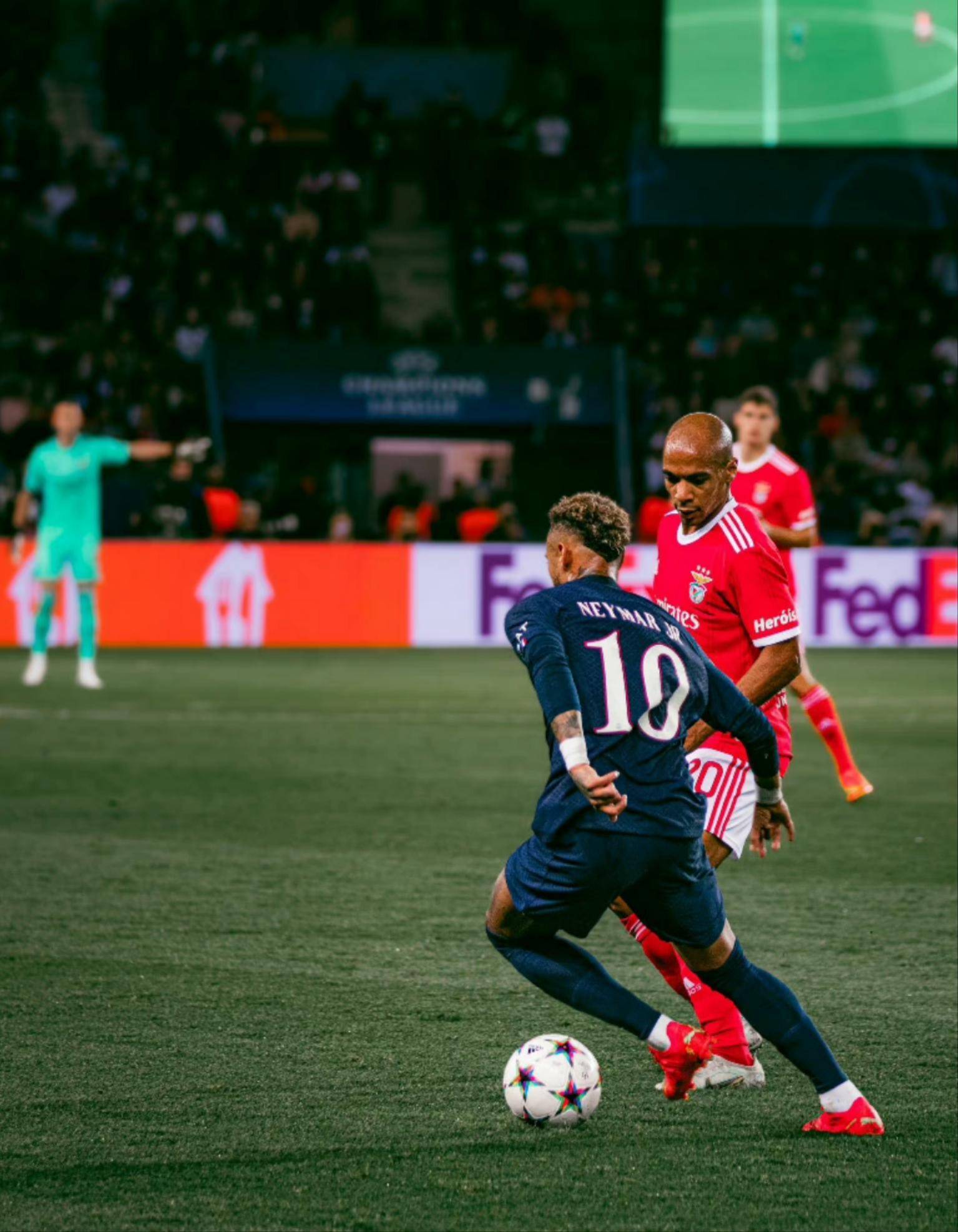 足球比赛的精彩瞬间让球迷大呼过瘾(足球赛场上精彩的瞬间句子)