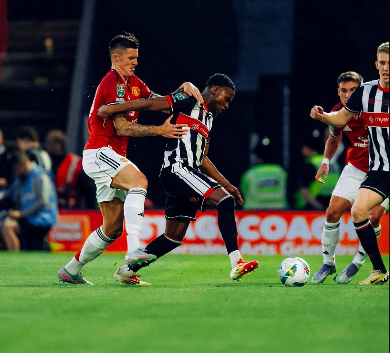 足球联赛中球队实力悬殊，胜负乃球场事宜(足球各个联赛)