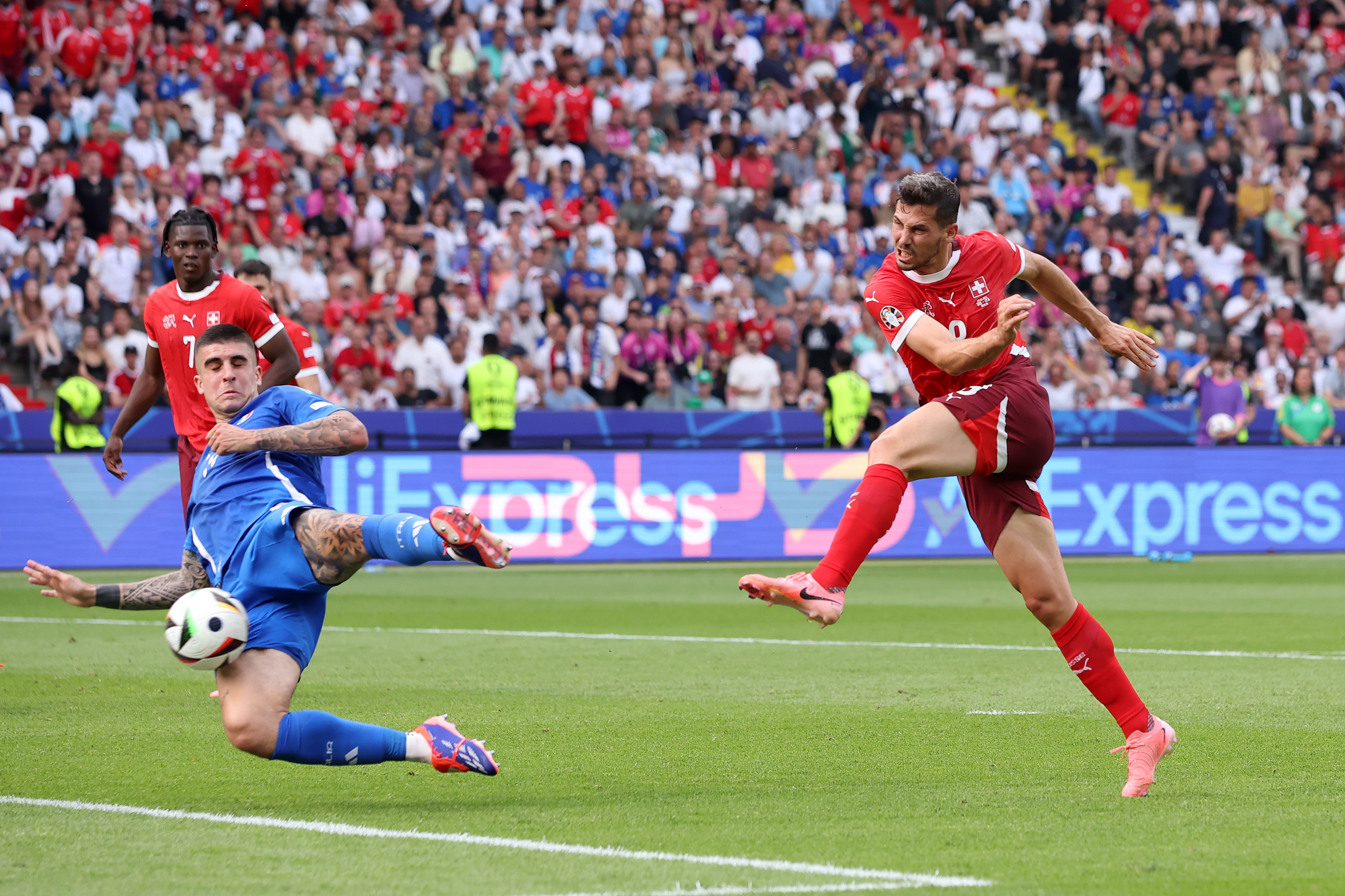 关于欧预赛比赛中的精彩瞬间，劲敌交锋扣人心弦的信息